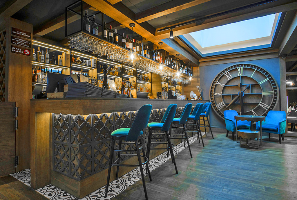 elegancka restauracja w obiekcie, w którym znajduje się oferowany na sprzedaż luksusowy apartament Zakopane