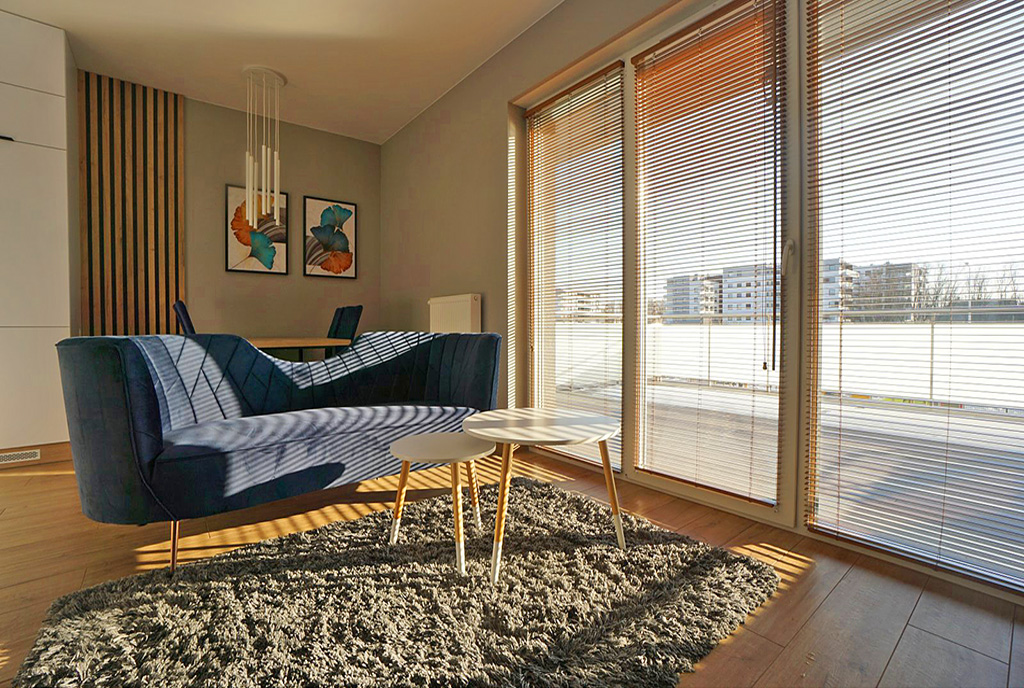 widok na salon oraz taras przy ekskluzywnym apartamencie do wynajęcia Piotrków Trybunalski