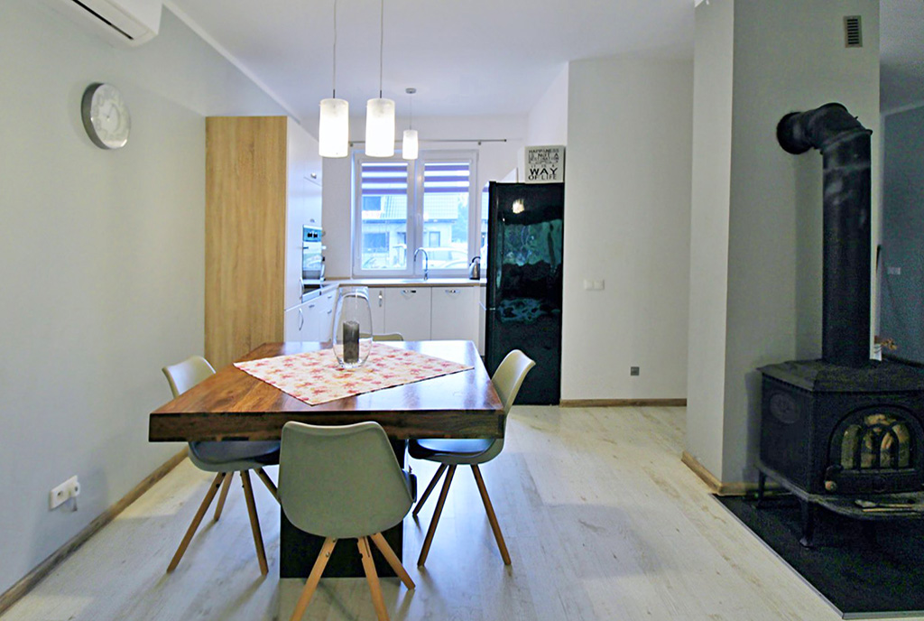 widok na jadalnię oraz kuchnię w ekskluzywnej willi do sprzedaży Gorzów Wielkopolski (okolice)