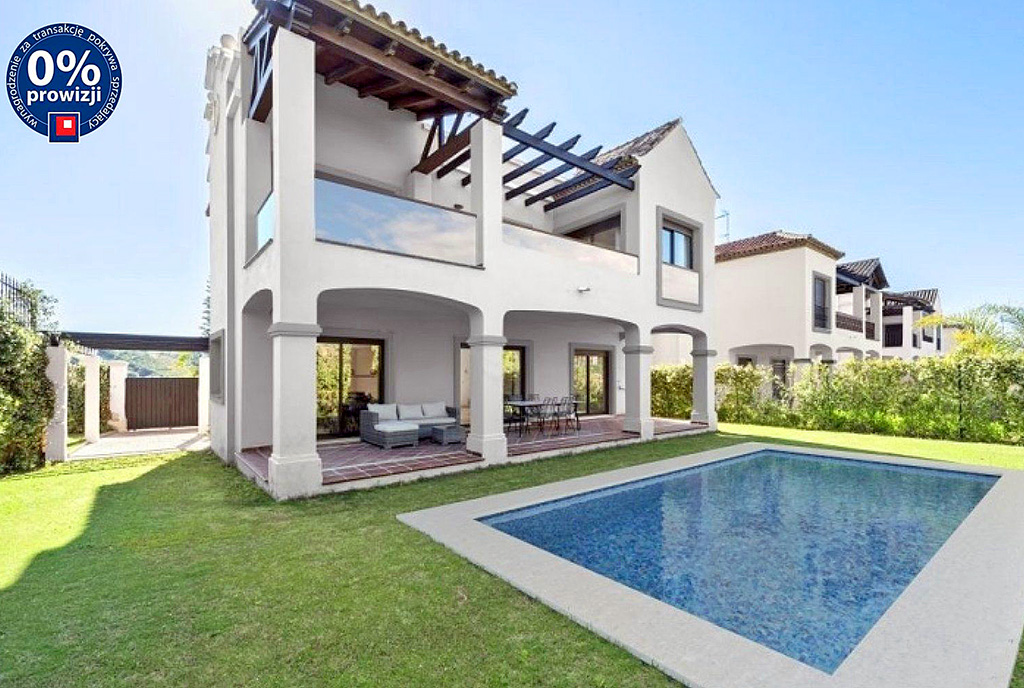 na pierwszym planie basen przy ekskluzywnej willi do sprzedaży Hiszpania (Estepona)