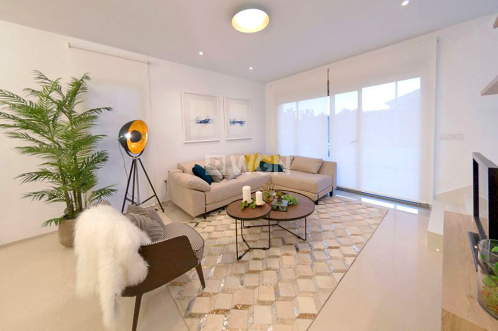 sfotografowany z innej perspektywy pokój gościnny w luksusowej willi na sprzedaż Hiszpania (Los Alcazare)