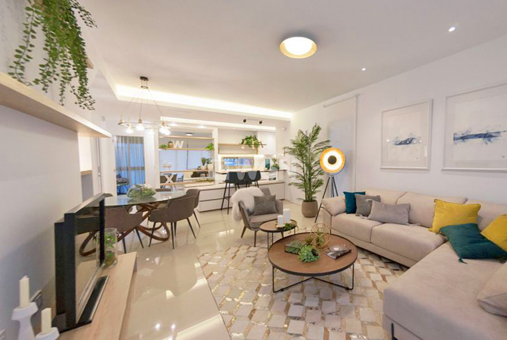 fragment salonu w ekskluzywnej willi do sprzedaży Hiszpania (Los Alcazare)