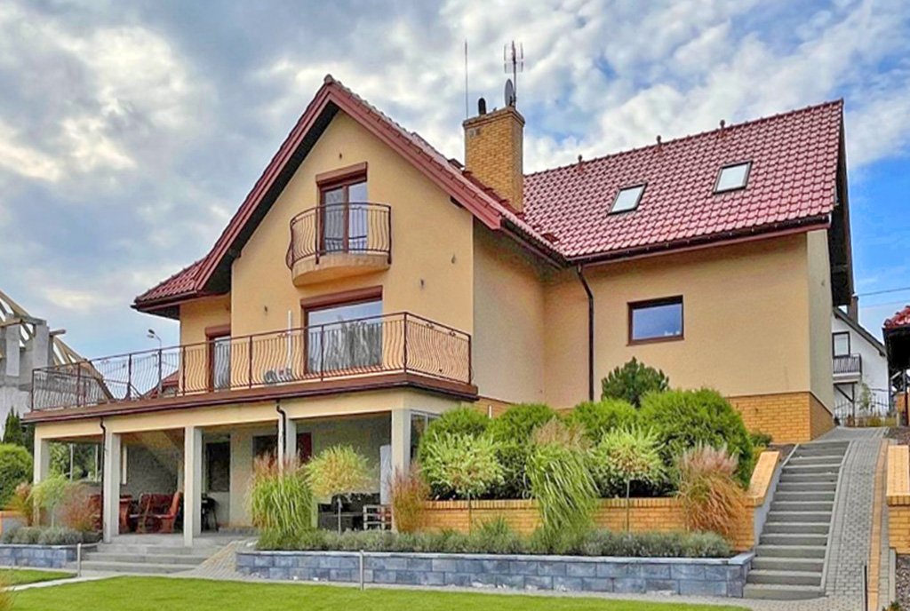 imponująca bryła luksusowej willi na sprzedaż Mazury