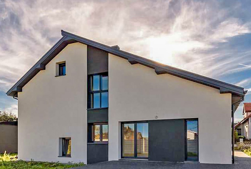 słoneczny taras przy ekskluzywnej willi na sprzedaż Ostrów Wielkopolski