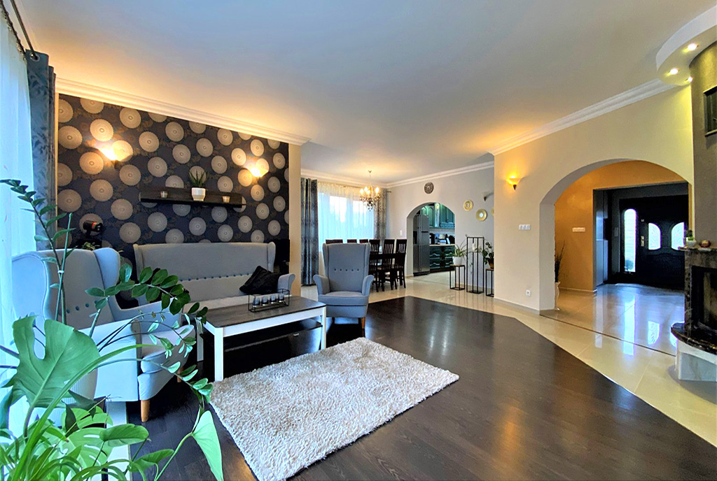 efektowne oświetlenie wnętrza luksusowej willi na sprzedaż Wrocław (okolice)