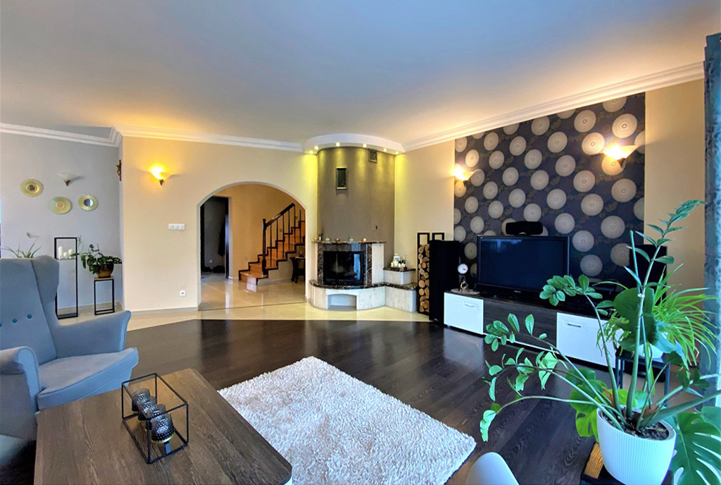 inna perspektywa pokoju gościnnego w ekskluzywnej willi do sprzedaży Wrocław (okolice)