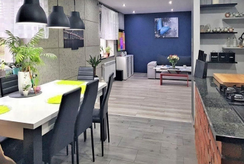 na pierwszym planie jadalnia, w oddali salon w ekskluzywnej willi do sprzedaży Zielona Góra (okolice)