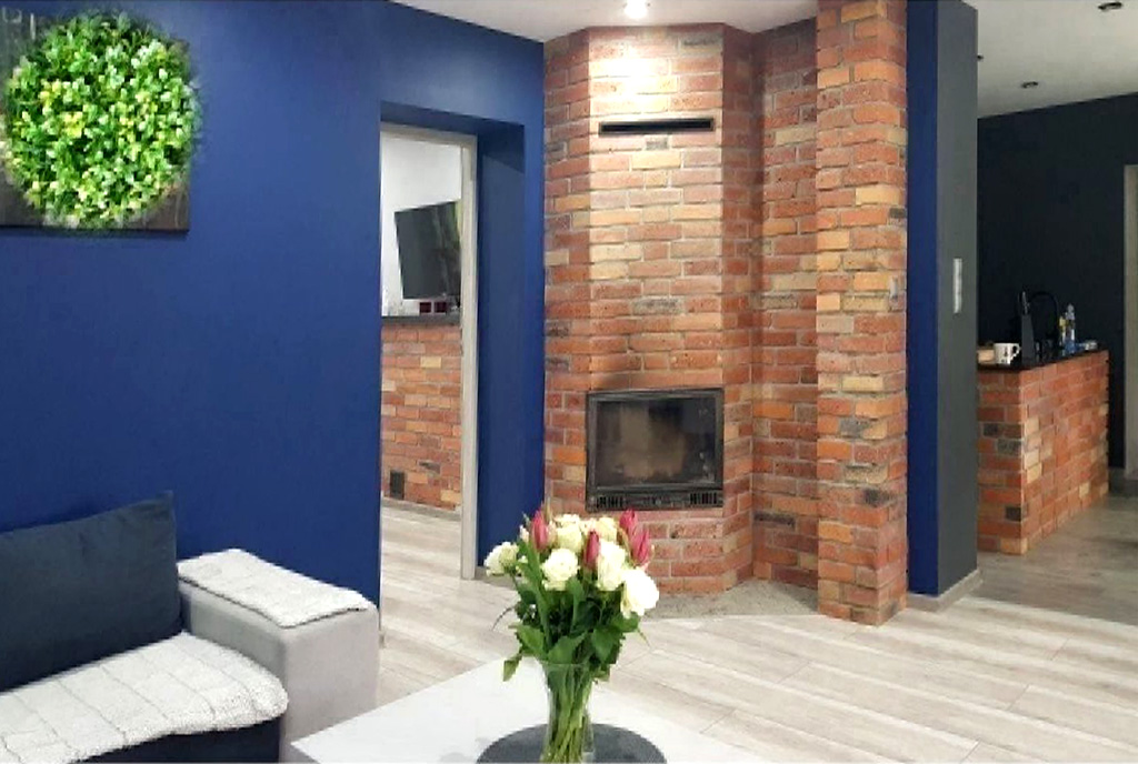 elegancki kominek w pokoju dziennym luksusowej willi na sprzedaż Zielona Góra (okolice)