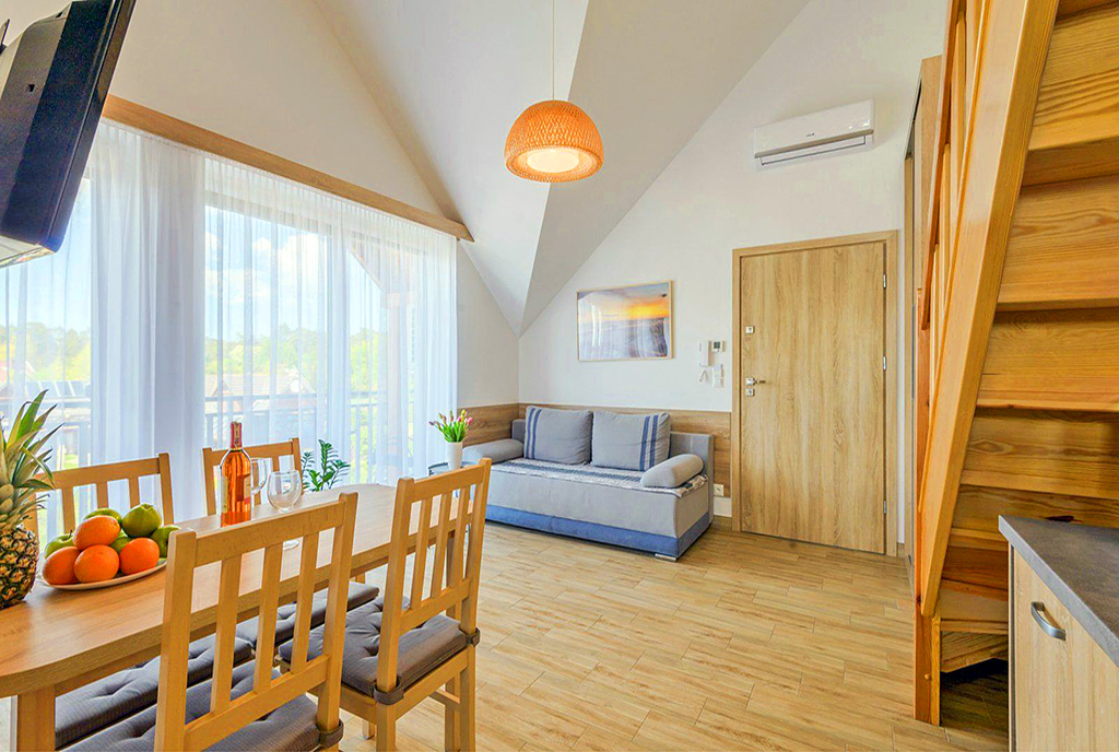 po lewej jadalnia, po prawej pokój dzienny w luksusowej willi na sprzedaż Gdańsk (okolice)