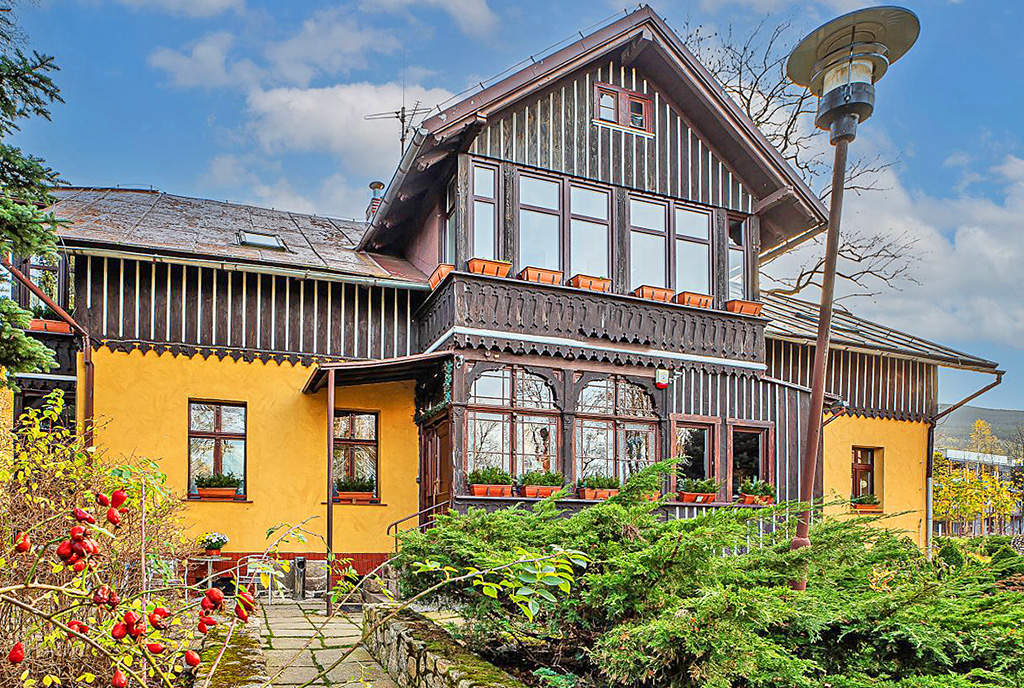 na zdjęciu frontowa elewacja ekskluzywnej willi do sprzedaży Karpacz