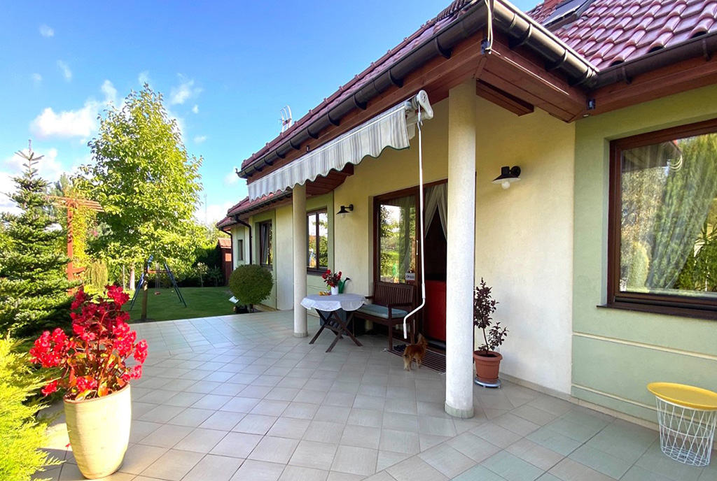 ogromny taras przy luksusowej willi na sprzedaż Szczecin (okolice)