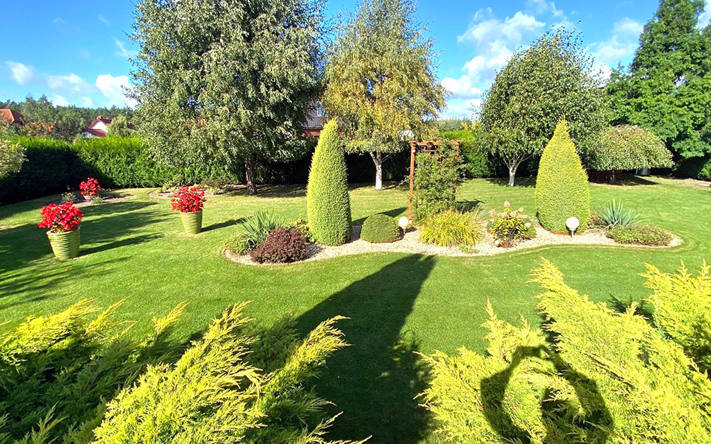 zagospodarowana i utrzymana działka wokół ekskluzywnej willi do sprzedaży Szczecin (okolice)