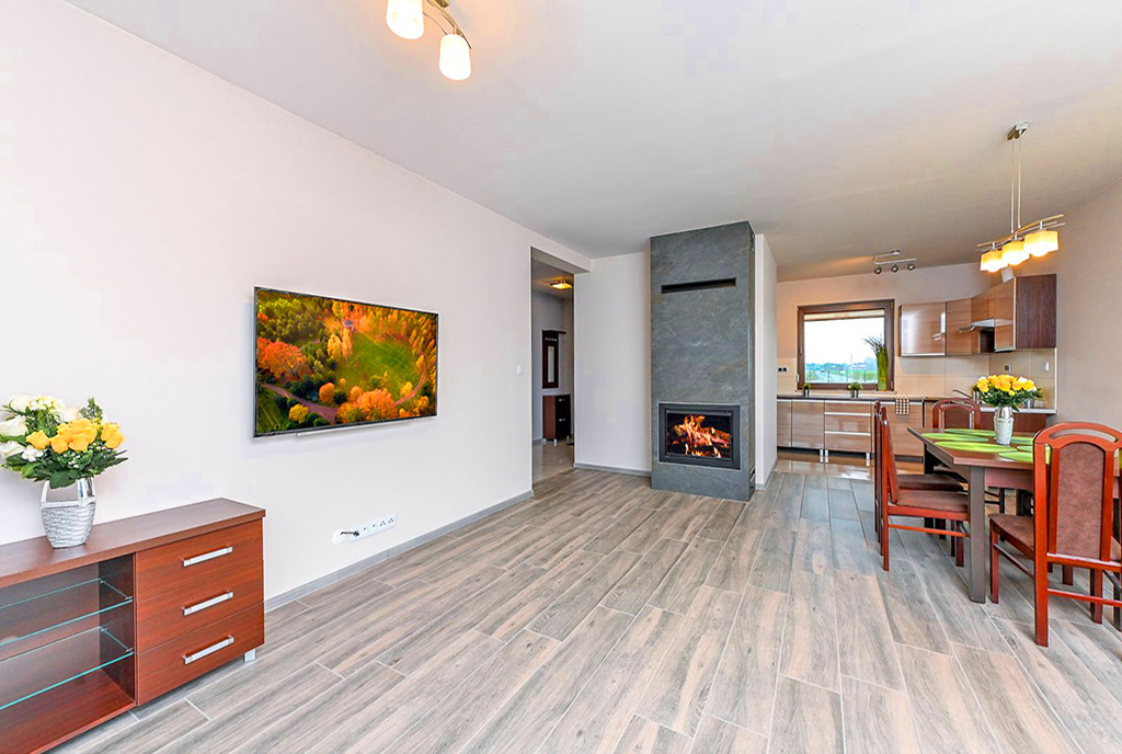 ustawny pokój dzienny w luksusowej willi na sprzedaż Warszawa (okolice)