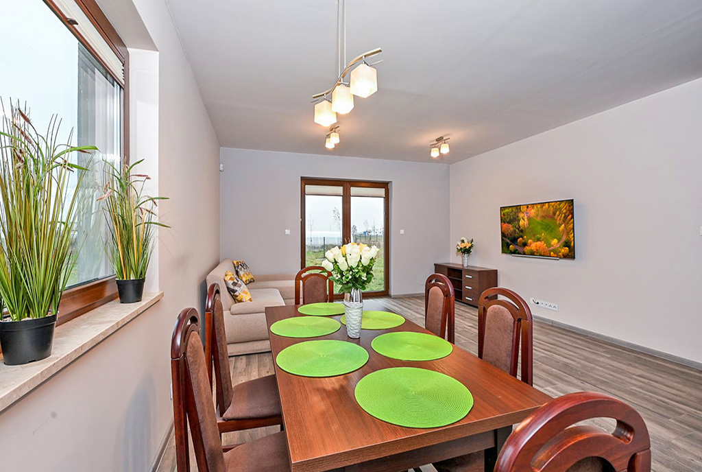 widok na jadalnię w ekskluzywnej willi do sprzedaży Warszawa (okolice)