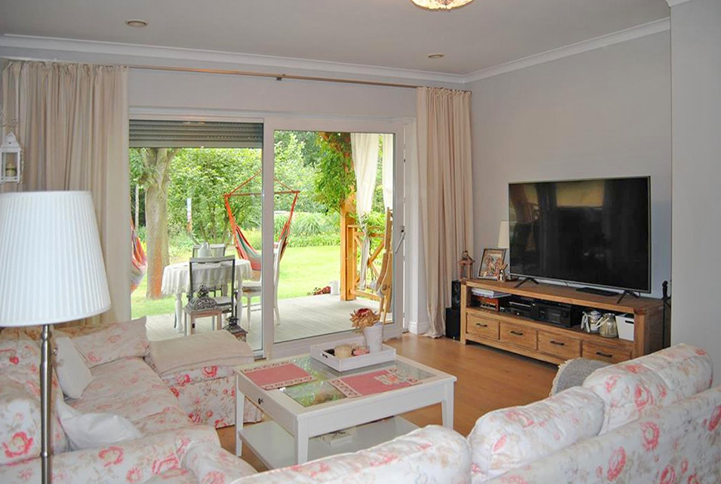 na pierwszym planie salon w luksusowej willi na sprzedaż Zgorzelec (okolice)