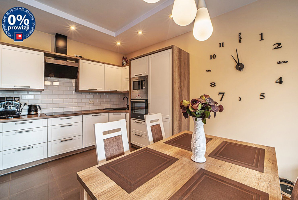 fragment jadalni i kuchni w ekskluzywnym apartamencie na sprzedaż Bolesławiec