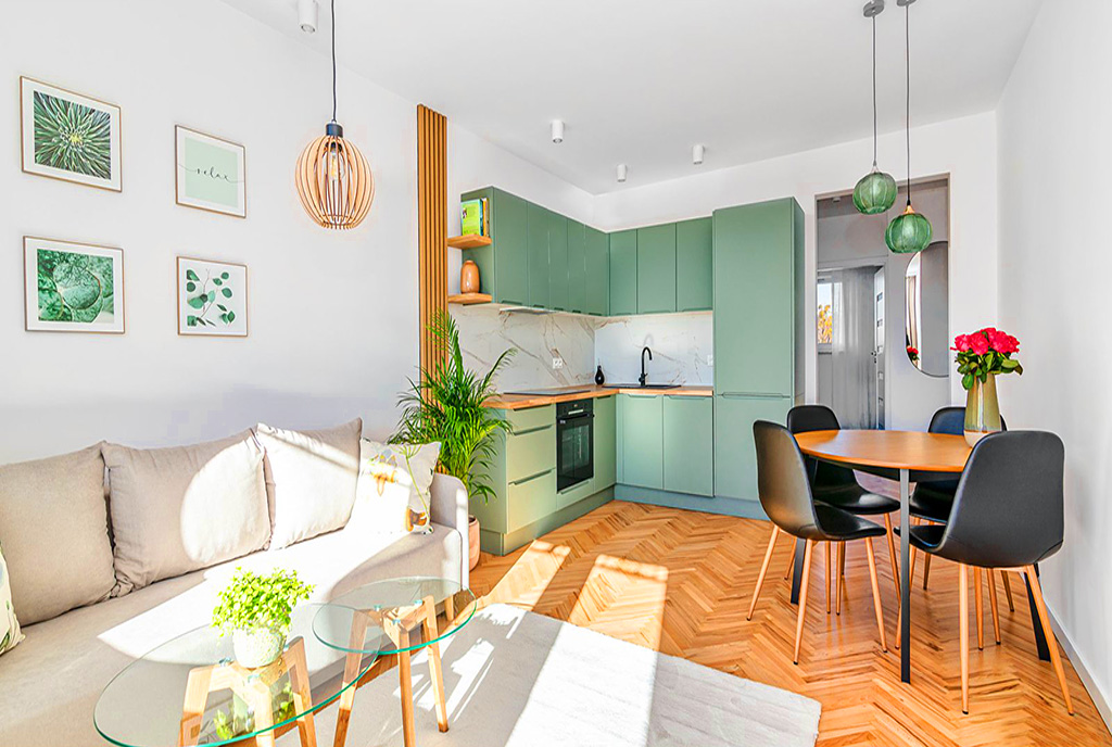 widok z salonu na kuchnię w luksusowym apartamencie na sprzedaż Gdańsk