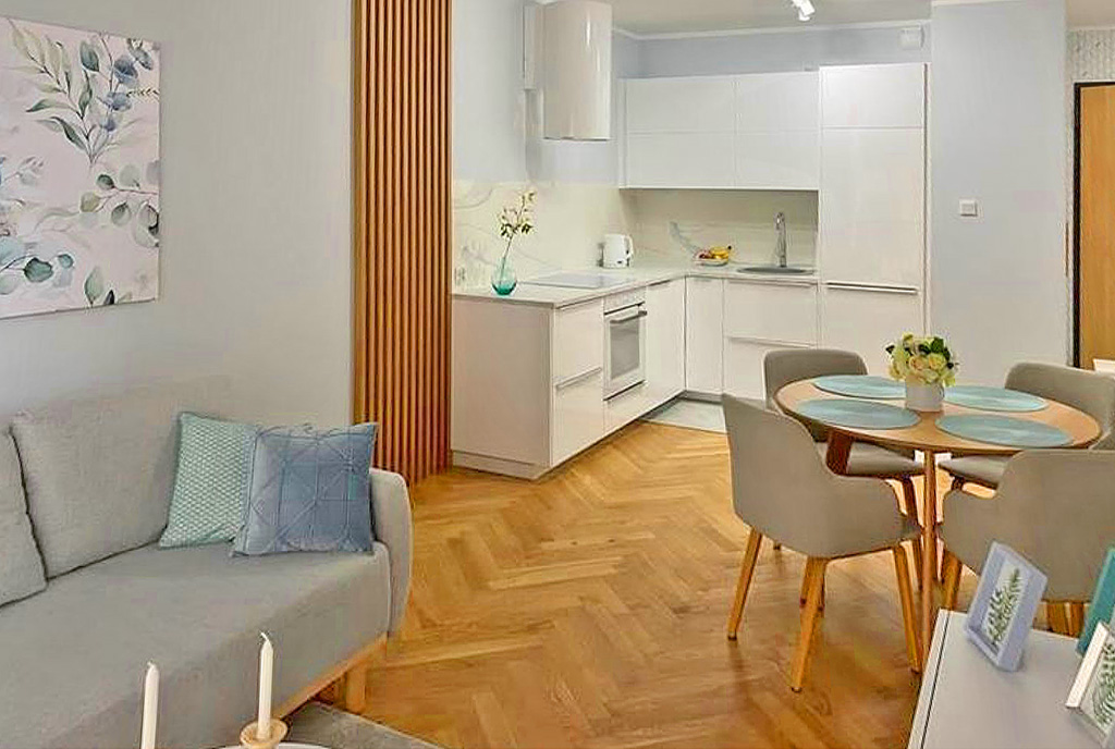 widok na jadalnię oraz kuchnię w luksusowym apartamencie na sprzedaż Gdańsk