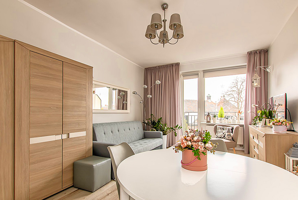 na pierwszym planie jadalnia w luksusowym apartamencie na sprzedaż Poznań