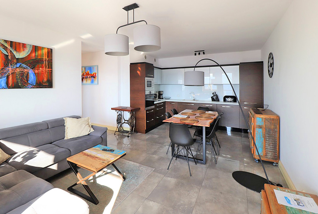 widok z salonu na aneks kuchenny w luksusowym apartamencie na sprzedaż Wisła