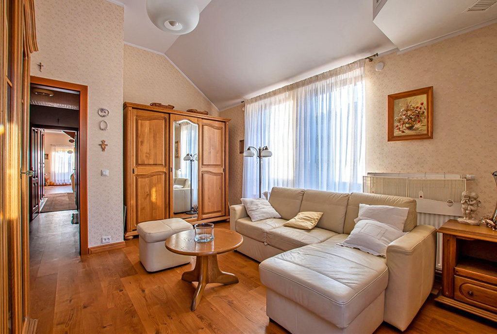 fragment salonu w luksusowym apartamencie do wynajmu Poznań