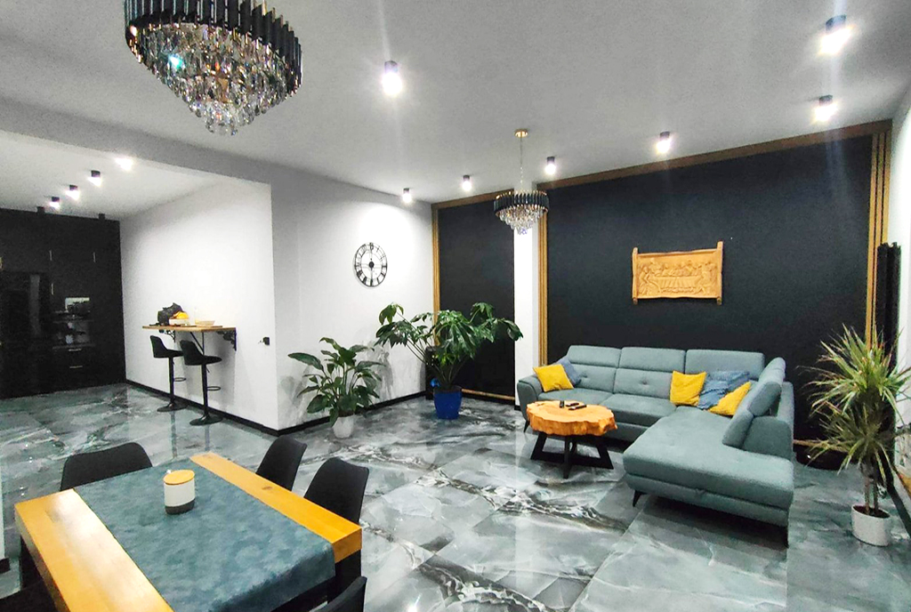 odważna kolorystyka wnętrza luksusowego apartamentu na wynajem Szczecin (okolice)