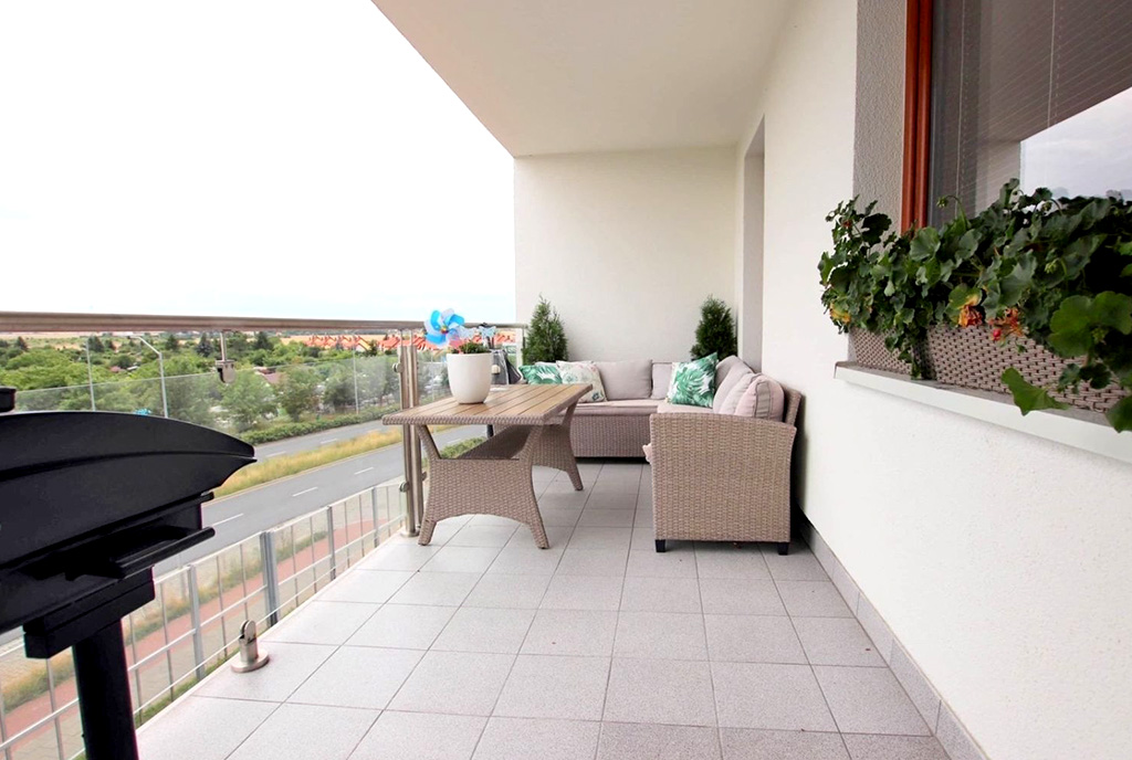 słoneczny balkon przy luksusowym apartamencie do wynajęcia Szczecin