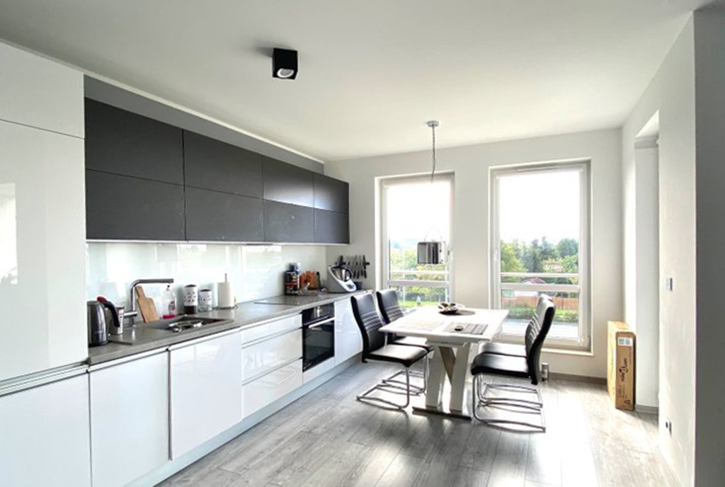 widok na aneks kuchenny z pokoju gościnnego w ekskluzywnym apartamencie na wynajem Szczecin