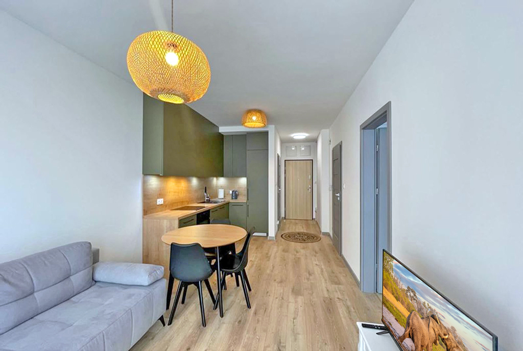 widok z salonu na aneks kuchenny w ekskluzywnym apartamencie do wynajęcia Piotrków Trybunalski
