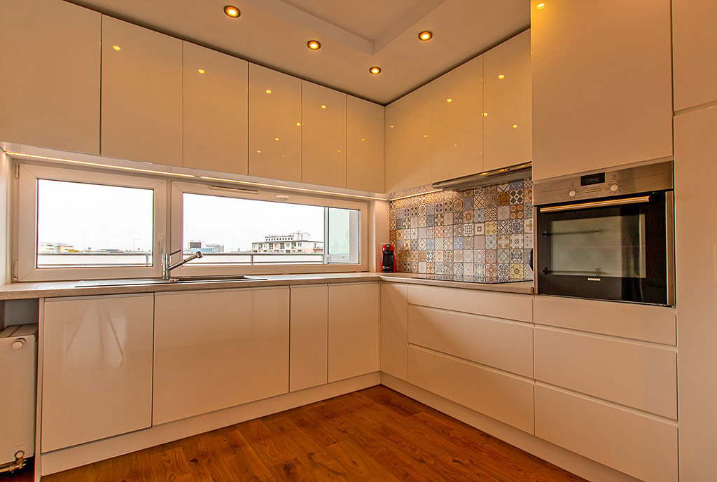 zabudowana kuchnia w luksusowym apartamencie do wynajmu Poznań