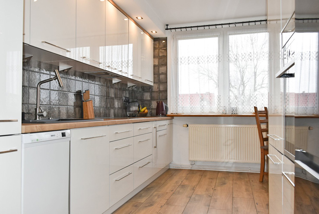 funkcjonalnie zaaranżowana kuchnia w ekskluzywnym apartamencie na sprzedaż Legnica (okolice)