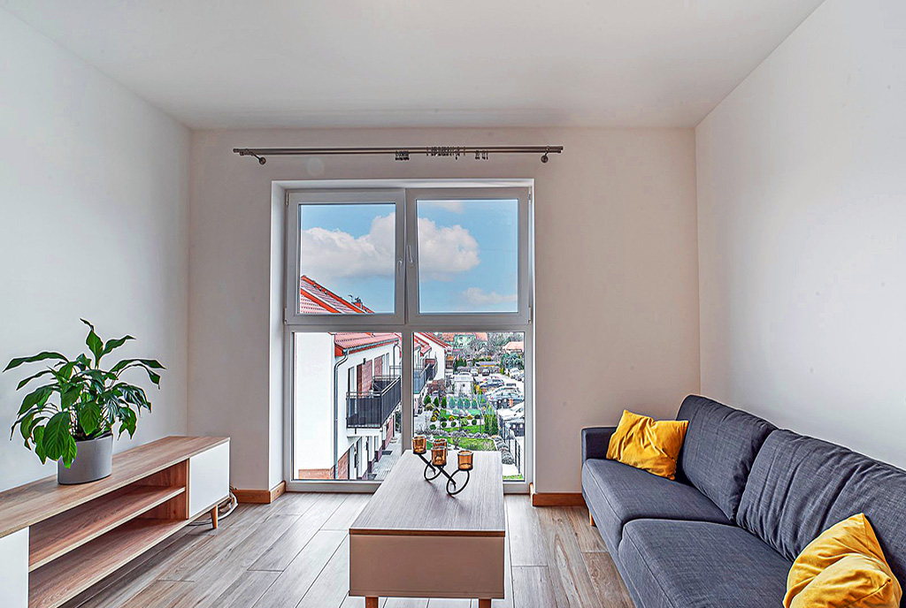 słoneczny pokój dzienny w ekskluzywnym apartamencie do wynajęcia Bolesławiec