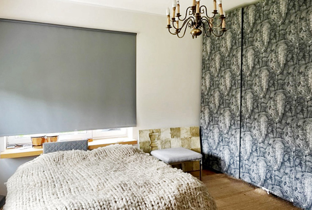 sfotografowana z innej perspektywy sypialnia w ekskluzywnej willi na sprzedaż Gdynia