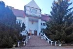 imponujące wejście z kolumnami do luksusowej willi na sprzedaż Mazury