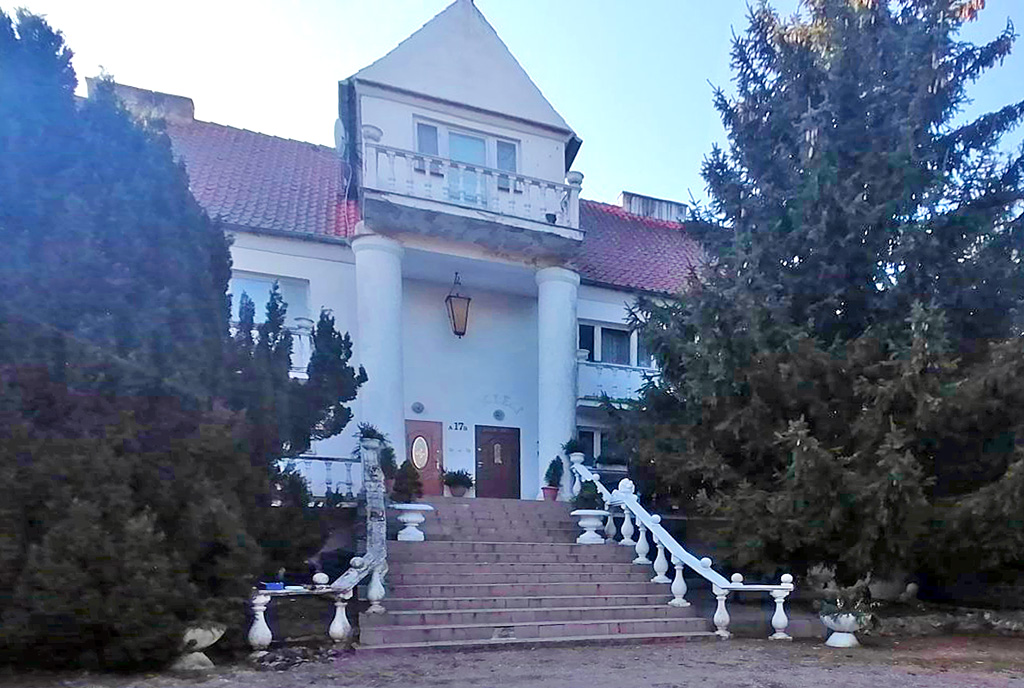 imponujące wejście z kolumnami do luksusowej willi na sprzedaż Mazury
