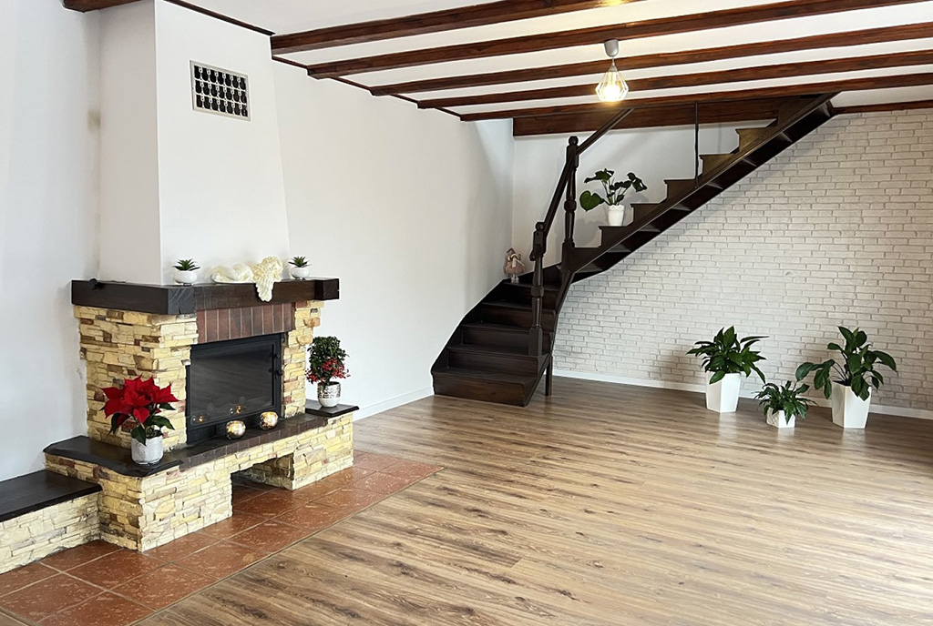 kameralny kominek w pokoju dziennym ekskluzywnej willi na sprzedaż Zielona Góra (okolice)