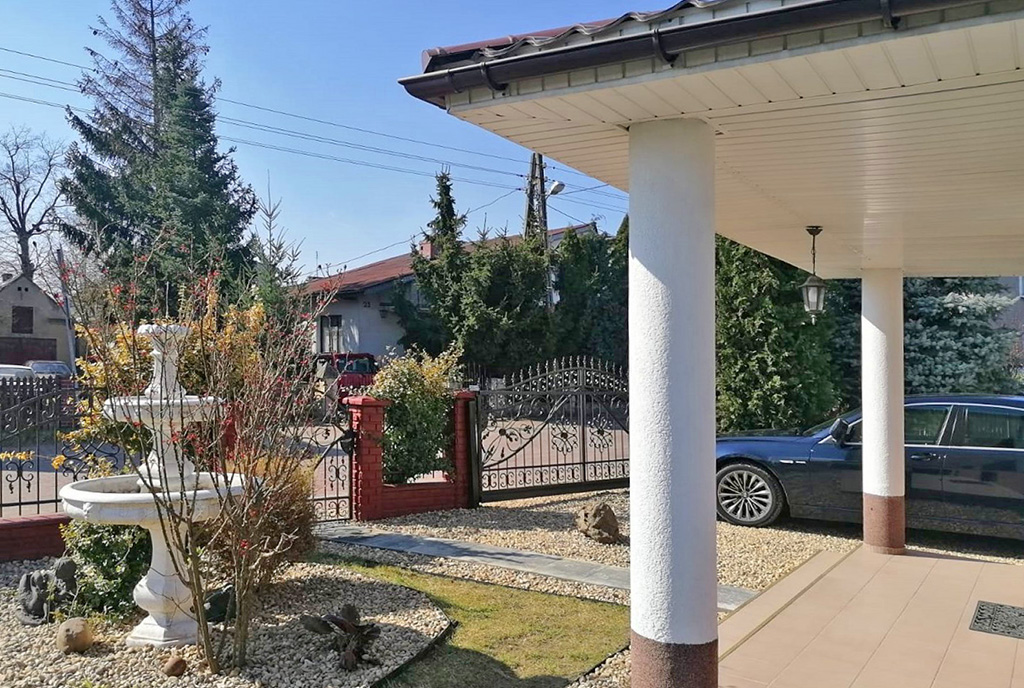widok na efektowną fontannę przed wejście do ekskluzywnej willi do sprzedaży Zielona Góra (okolice)