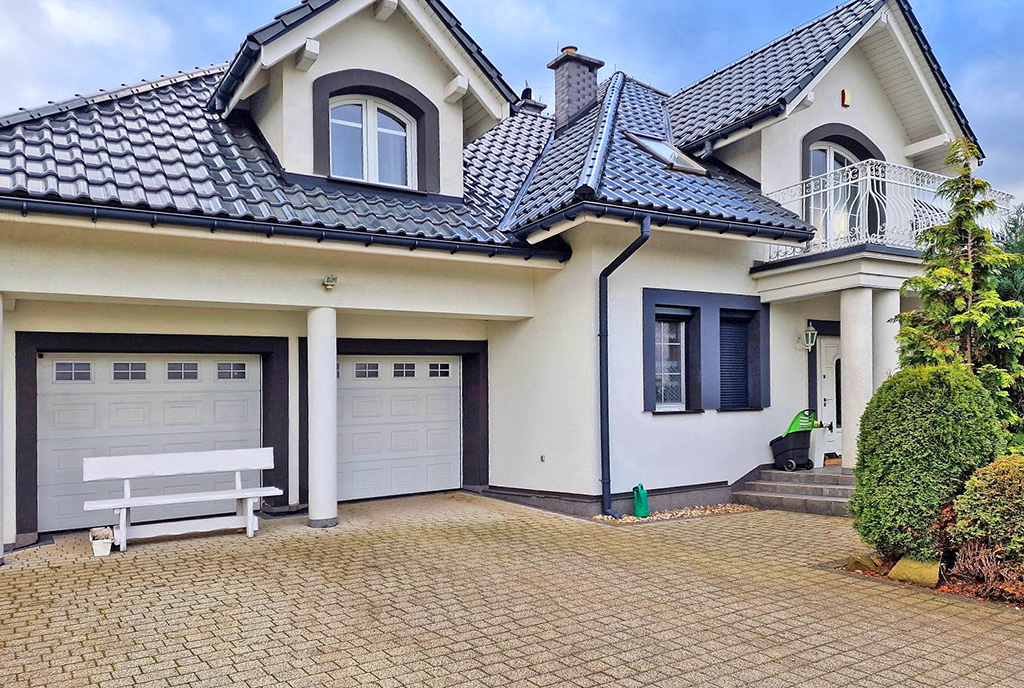 widok od strony garażu na ekskluzywną willę do sprzedaży Bielsko-Biała (okolice)