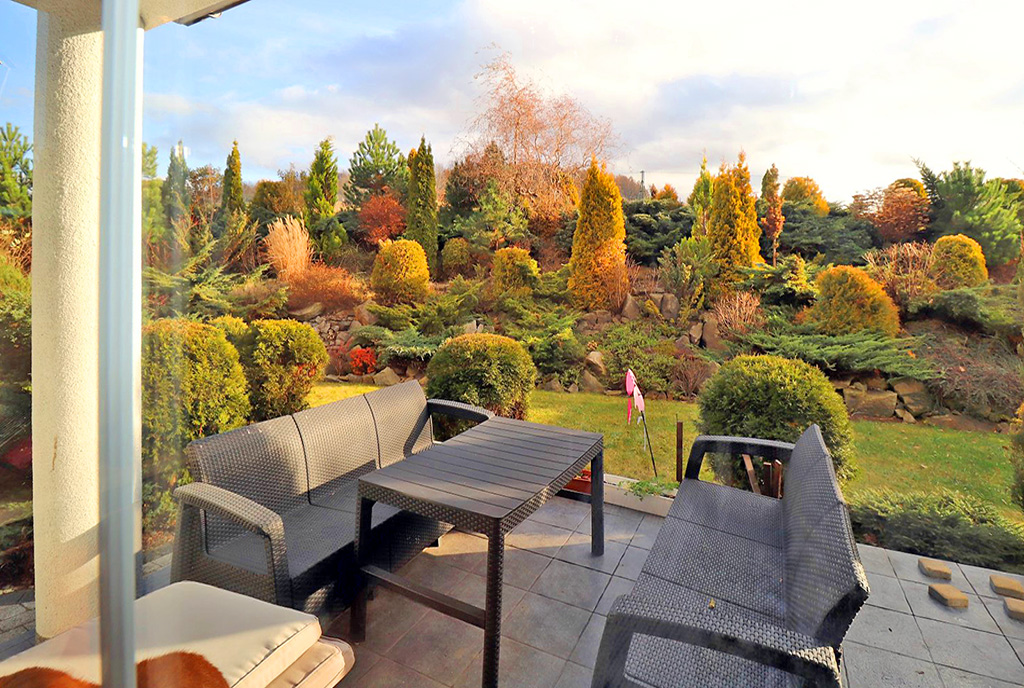 taras oraz ogród wokół luksusowej willi do sprzedaży Bielsko-Biała (okolice)