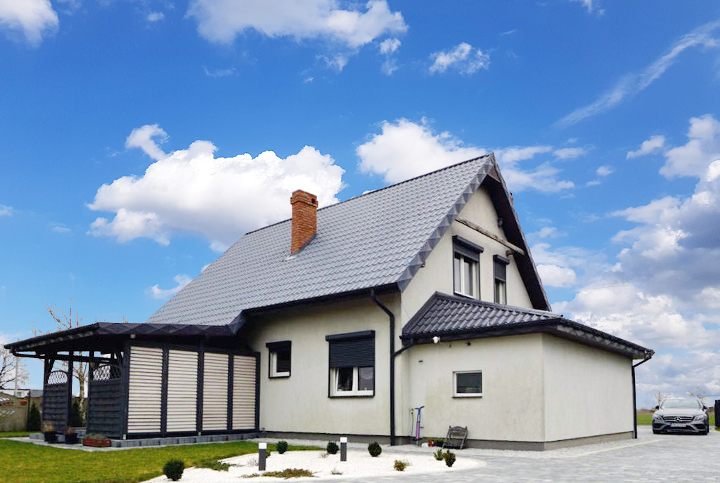 widok od strony ogrodu na ekskluzywną willę do sprzedaży Konin (okolice)