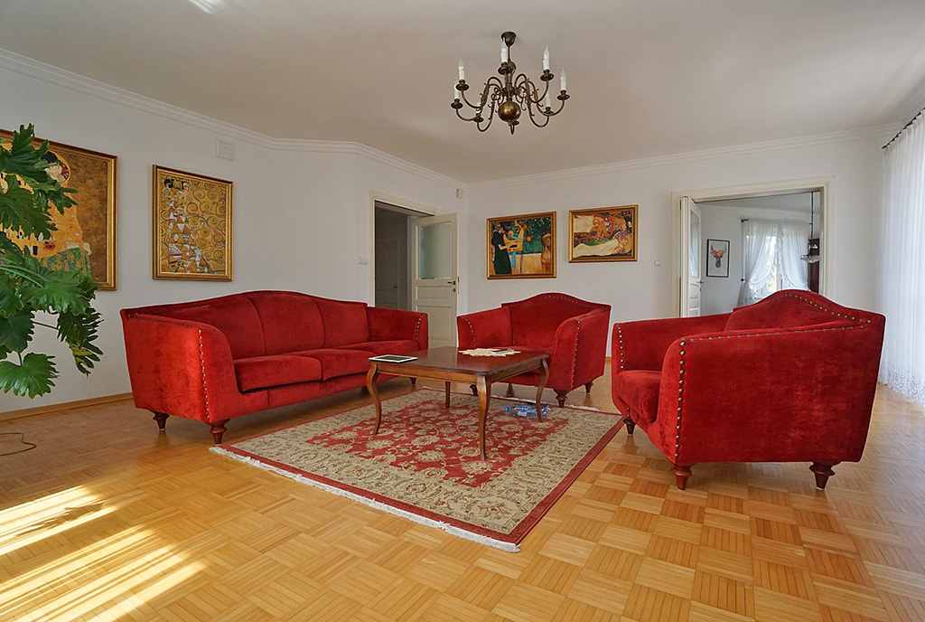 wytworny salon w luksusowej willi na sprzsedaż Piotrków Trybunalski (okolice)