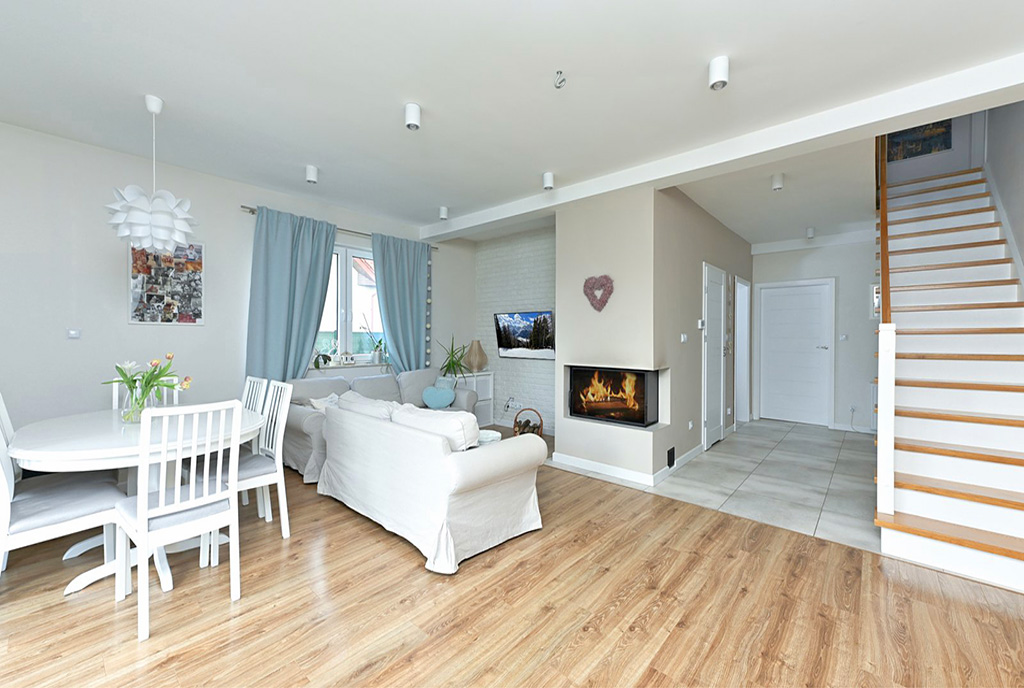 elegancki kominek w ekskluzywnej willi do sprzedaży Warszawa (okolice)