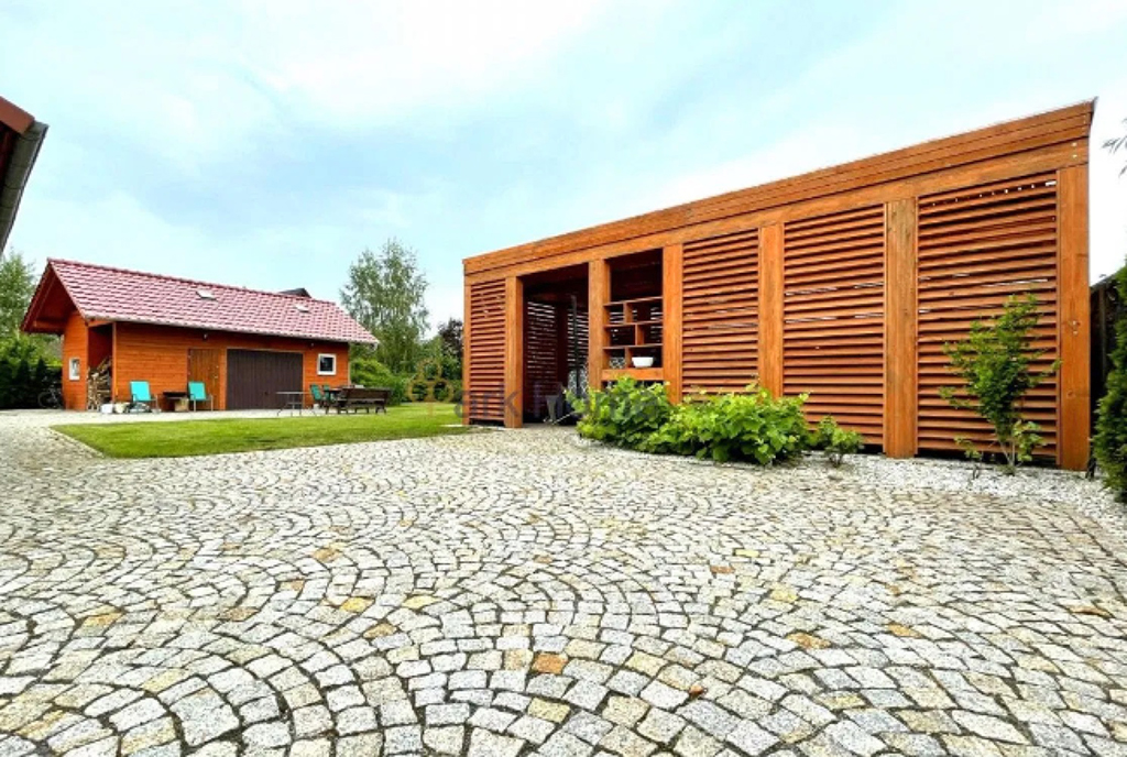 efektowna architektura przy garażu luksusowej willi do sprzedaży Żagań (okolice)