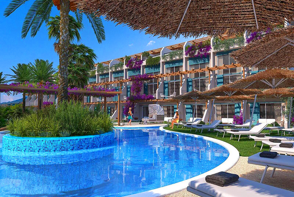 widok na wielki basen w częściach wspólnych osiedla, gdzie mieści się ekskluzywny apartament na sprzedaż Cypr (Girne)