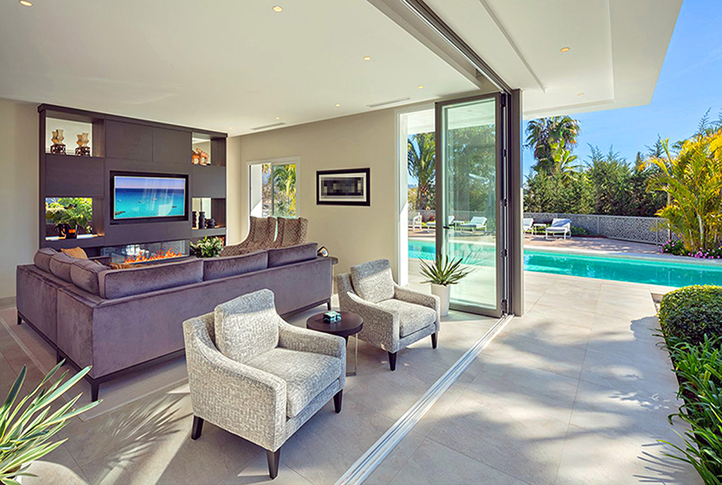 zaprojektowany zgodnie z najnowszymi trendami pokój dzienny w luksusowym apartamencie na sprzedaż Hiszpania (Fuengirola)