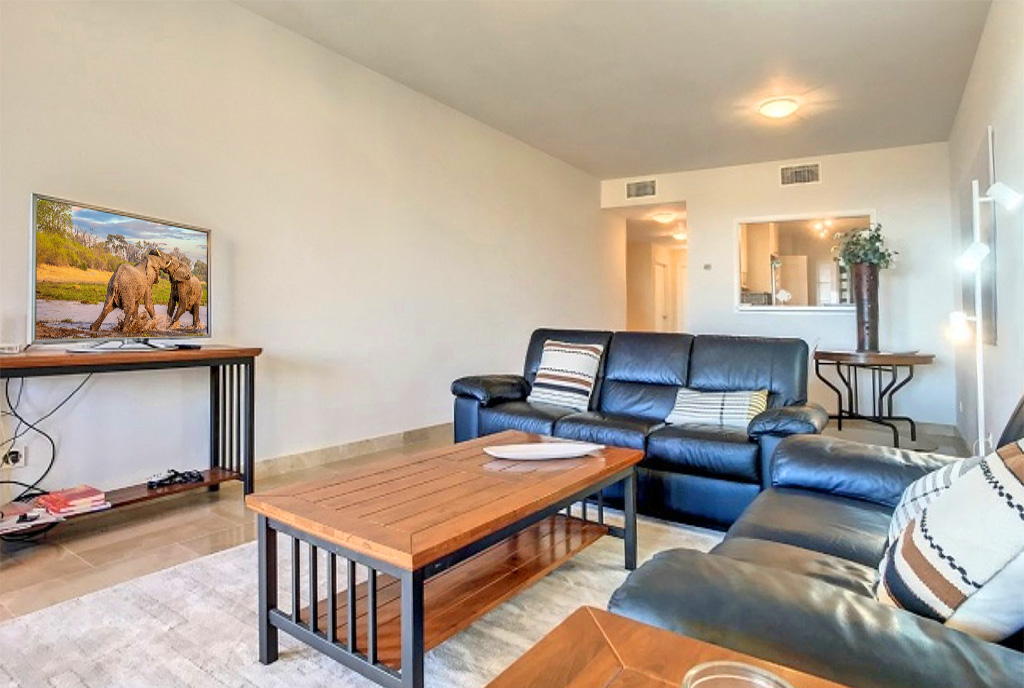 imponujących rozmiarów pokój gościnny w luksusowym apartamencie do sprzedaży Hiszpania (La Duquesa, Estepona)