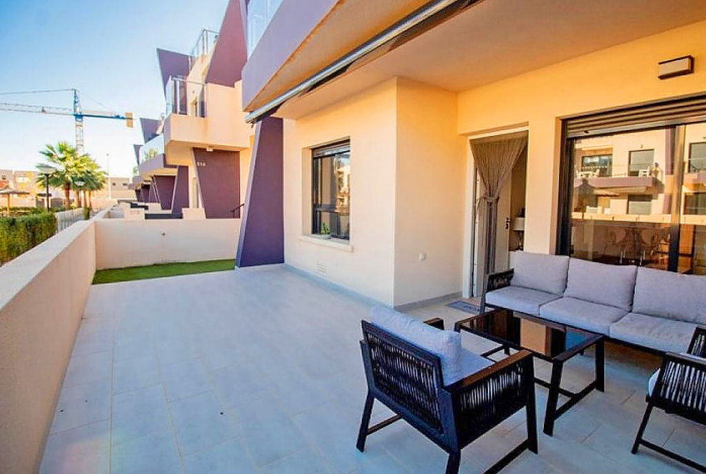 taras oraz pokój dzienny w ekskluzywnym apartamencie do sprzedaży Hiszpania (Pilar de la Horadada)