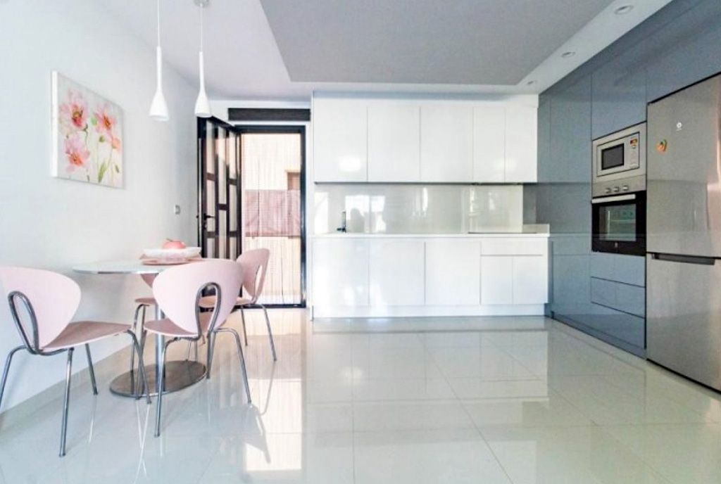 imponujących rozmiarów kuchnia w luksusowym apartamencie do sprzedaży Hiszpania (Pilar de la Horadada)