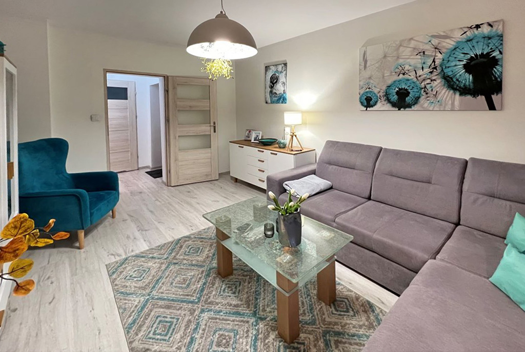 nowoczesna aranżacja pokoju gościnnego w luksusowym apartamencie do sprzedaży Zielona Góra (okolice)