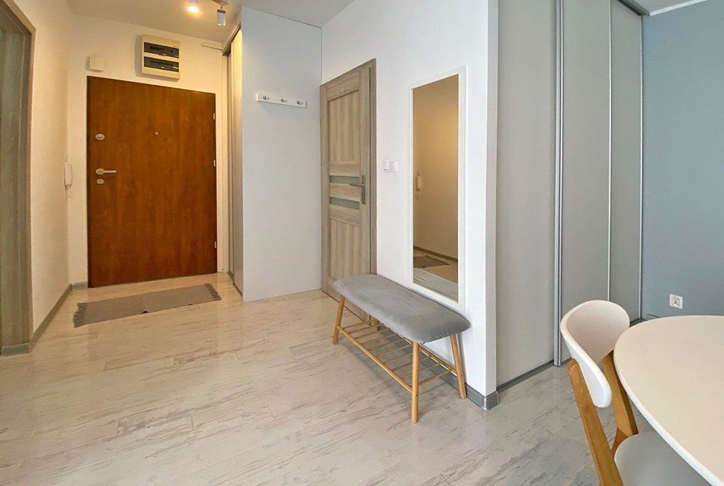 funkcjonalny hol w luksusowym apartamencie do wynajmu Szczecin
